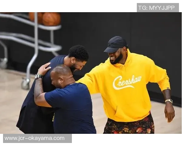 足球明星与詹姆斯的精彩对决视频引发热议引领体育圈新风潮