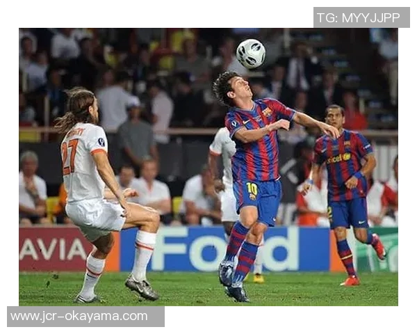 足球明星顶球的精彩瞬间与背后故事揭秘